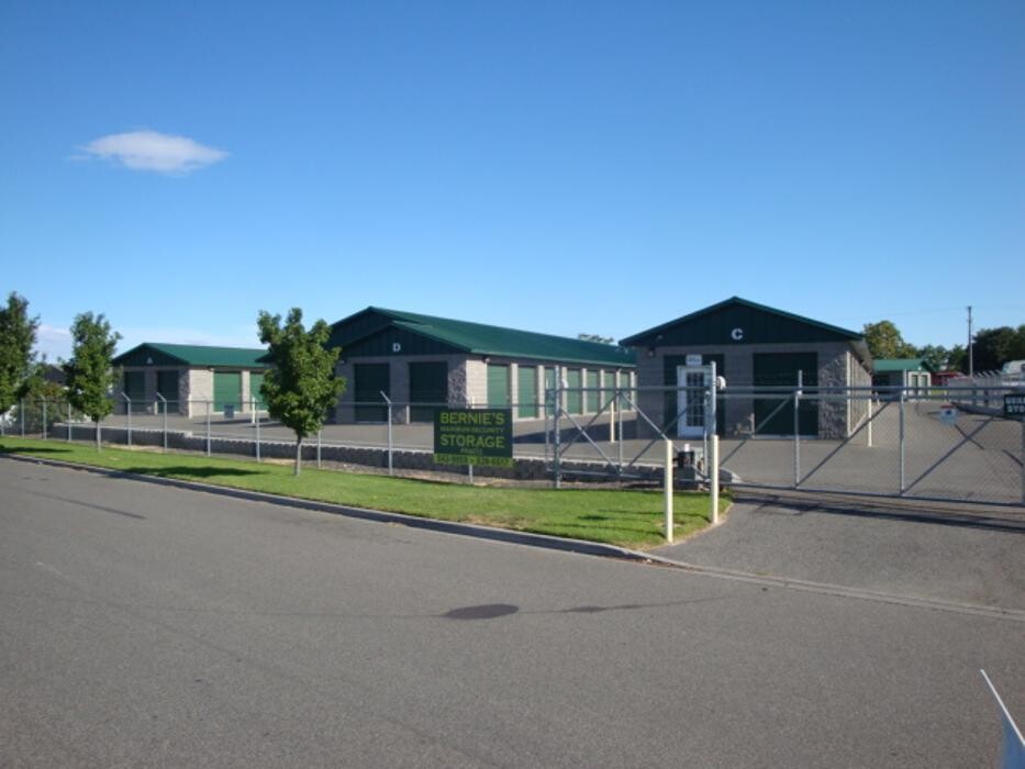 Images Bernie's Maximum Security Storage