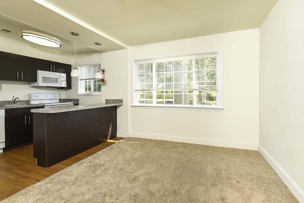 Images Greenville on 141 Apartments & Townhomes