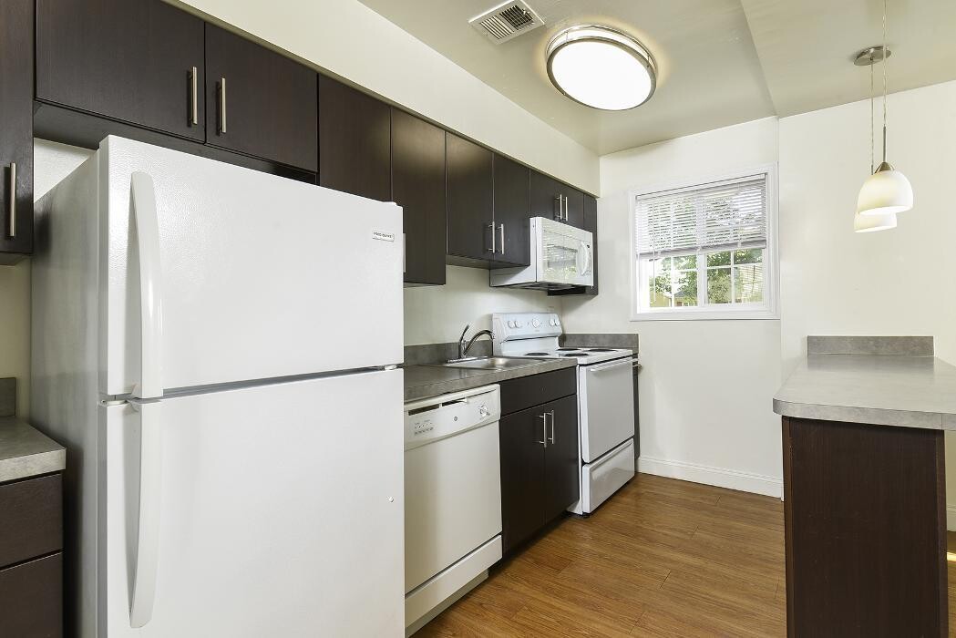 Images Greenville on 141 Apartments & Townhomes