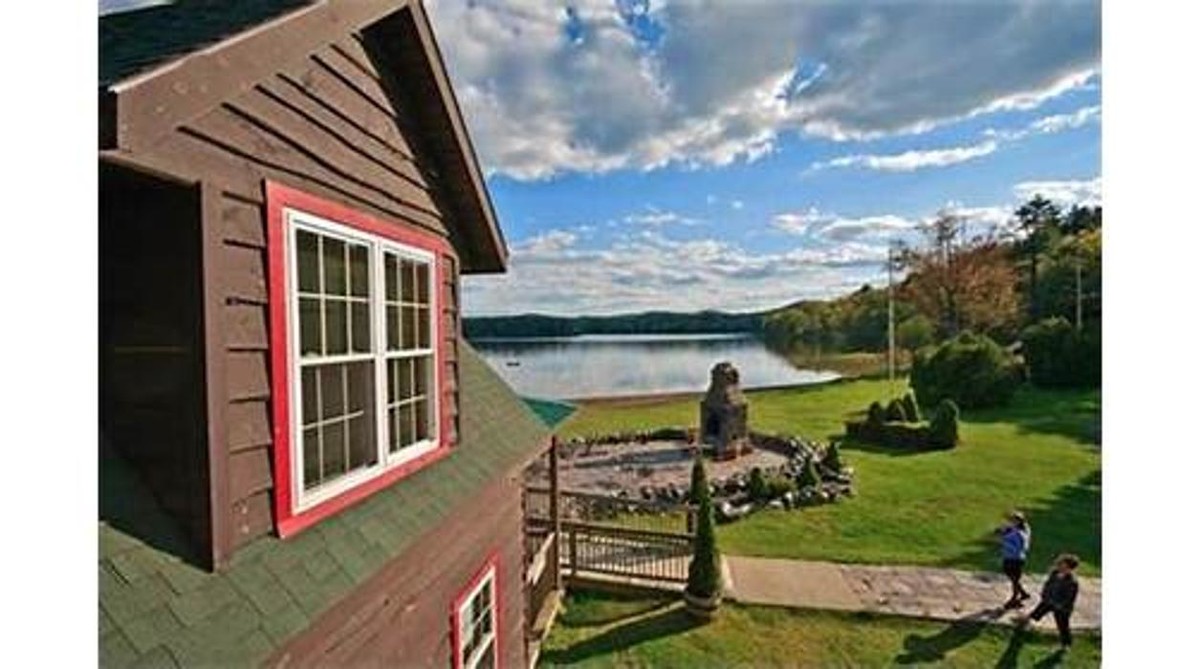 Images Twin Pines on Trout Lake