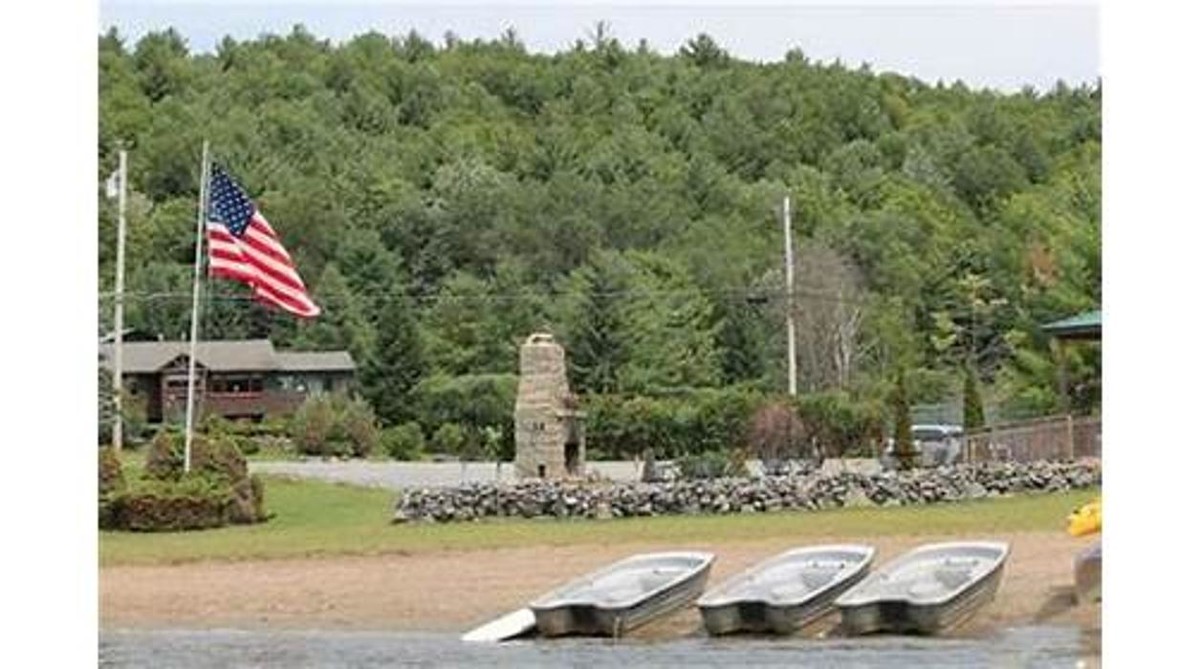 Images Twin Pines on Trout Lake