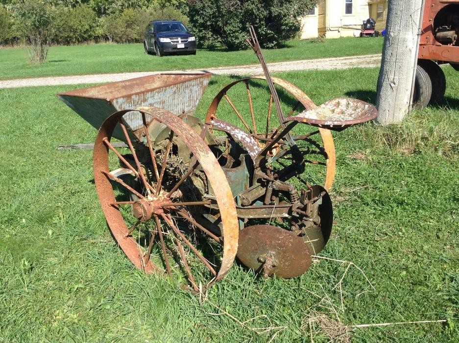 Images Blue Ribbon Auction Co.