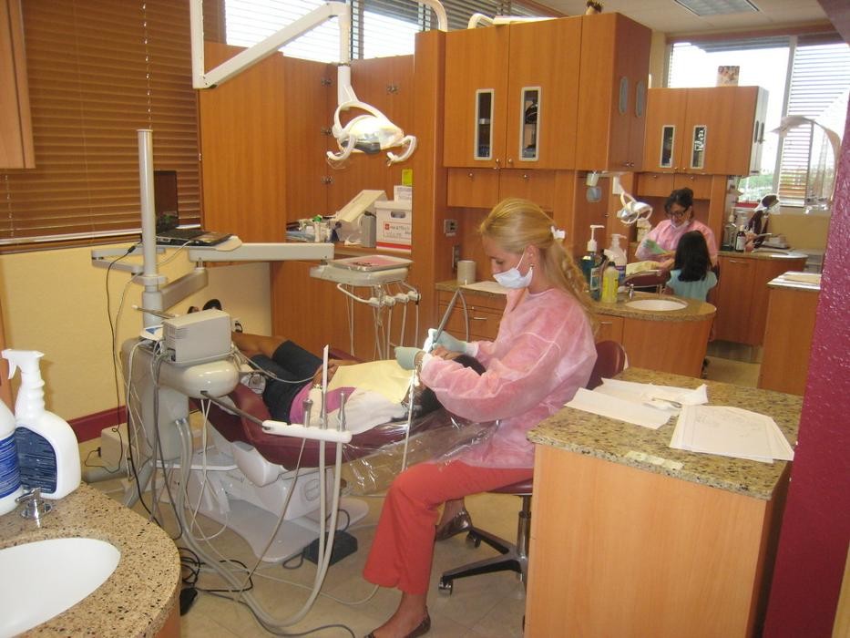 Images Dr. Dora R. Artiles: Art Dental Clinic.