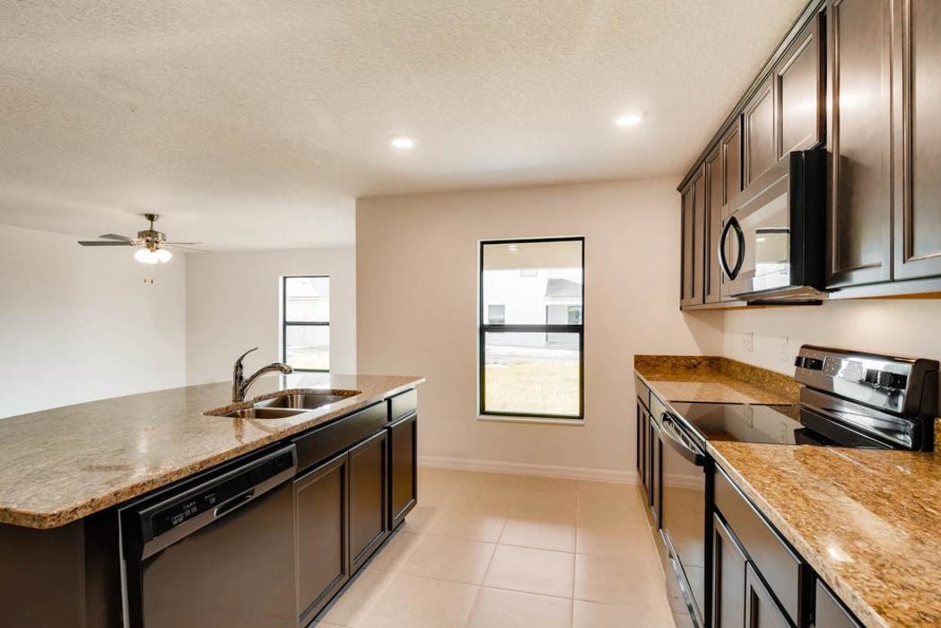 Images LGI Homes - Mirror Lakes