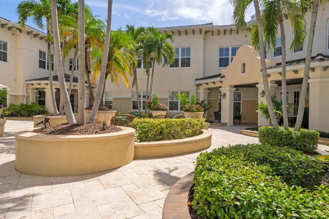 Images The Estate at Hyde Park