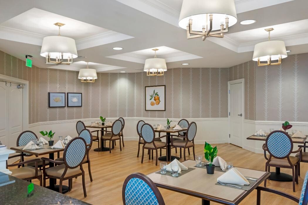 Images The Estate at Hyde Park