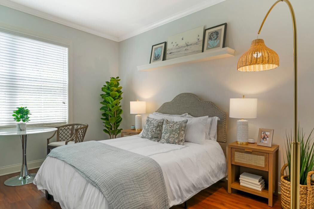 Images The Estate at Hyde Park