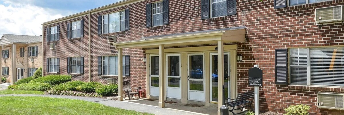 Images Woodland Plaza Apartments