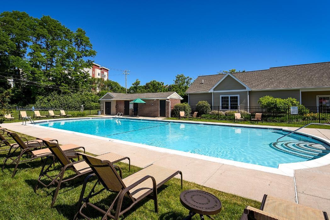 Images Woodland Plaza Apartments