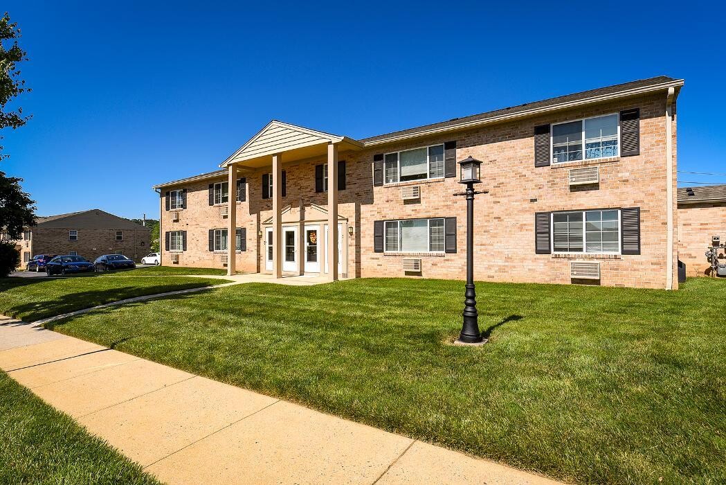 Images Woodland Plaza Apartments