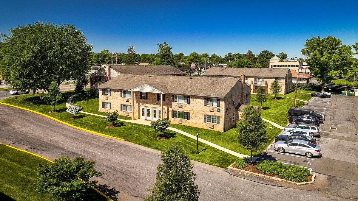 Images Woodland Plaza Apartments