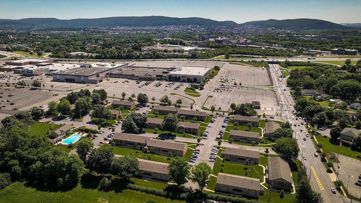 Images Woodland Plaza Apartments