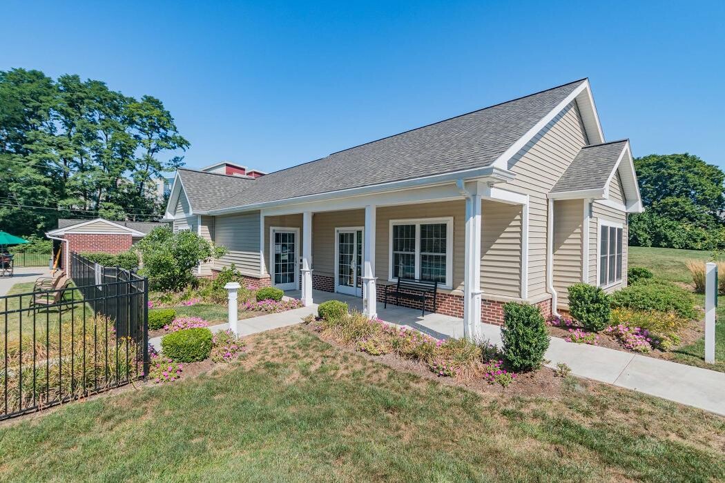 Images Woodland Plaza Apartments