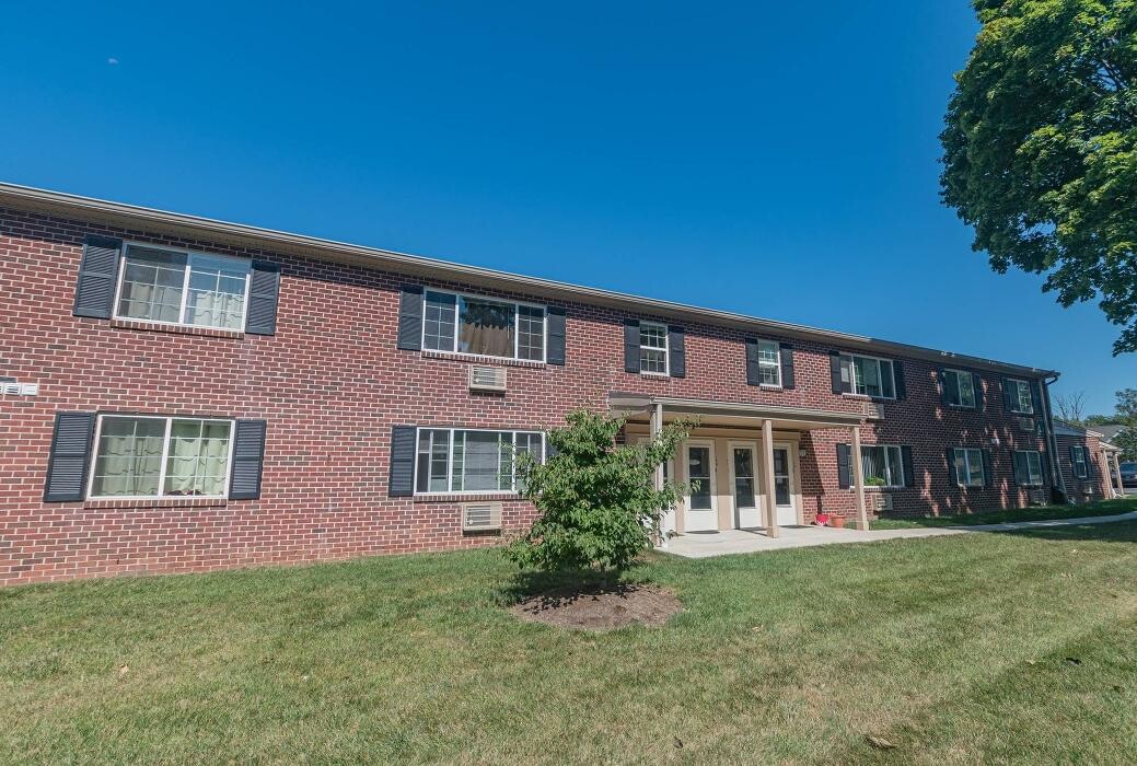 Images Woodland Plaza Apartments