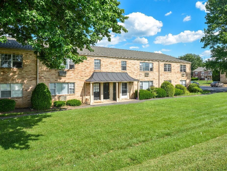 Images Woodland Plaza Apartments