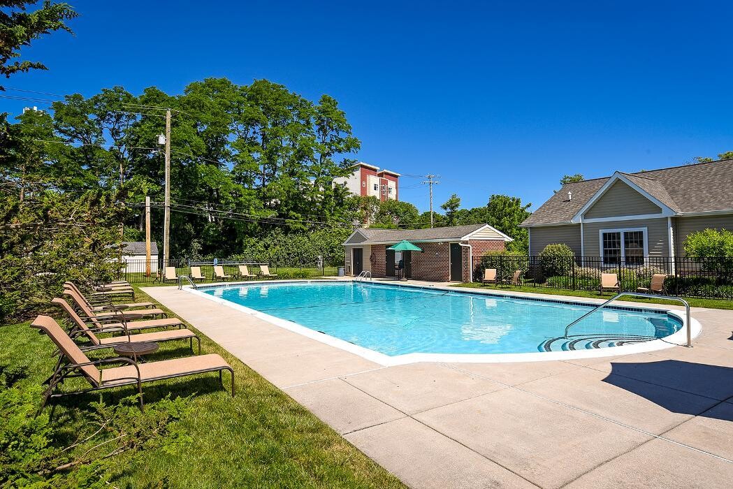 Images Woodland Plaza Apartments