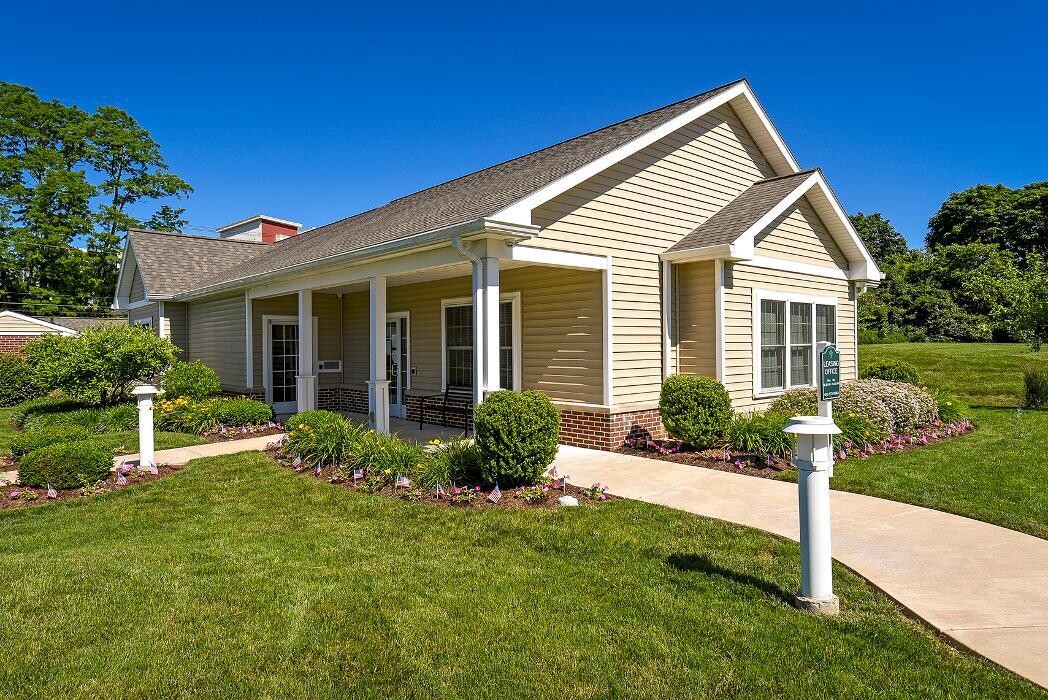 Images Woodland Plaza Apartments