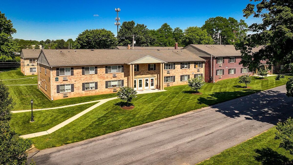 Images Woodland Plaza Apartments