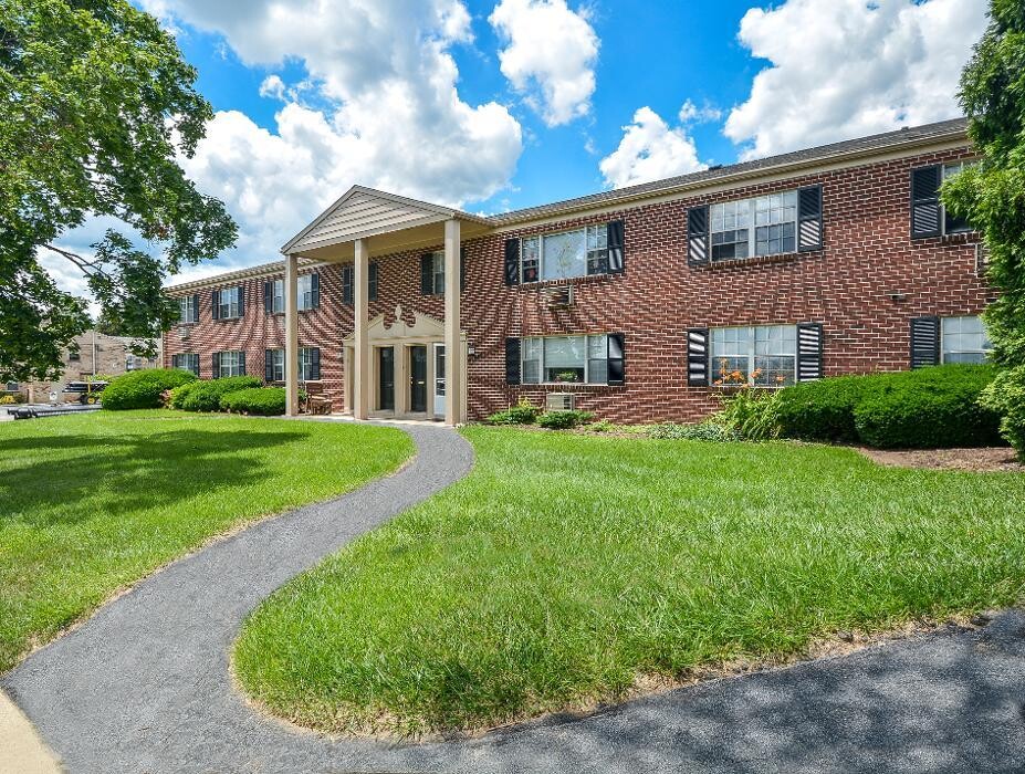 Images Woodland Plaza Apartments