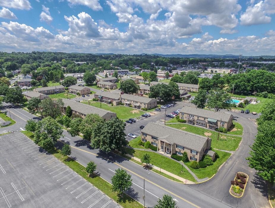 Images Woodland Plaza Apartments