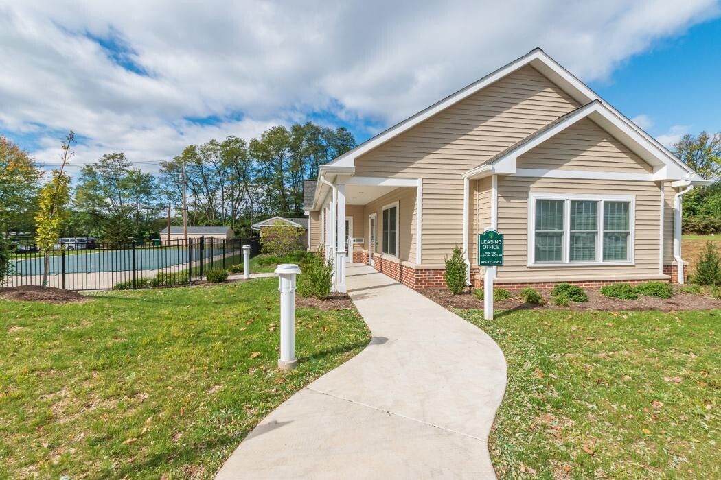 Images Woodland Plaza Apartments