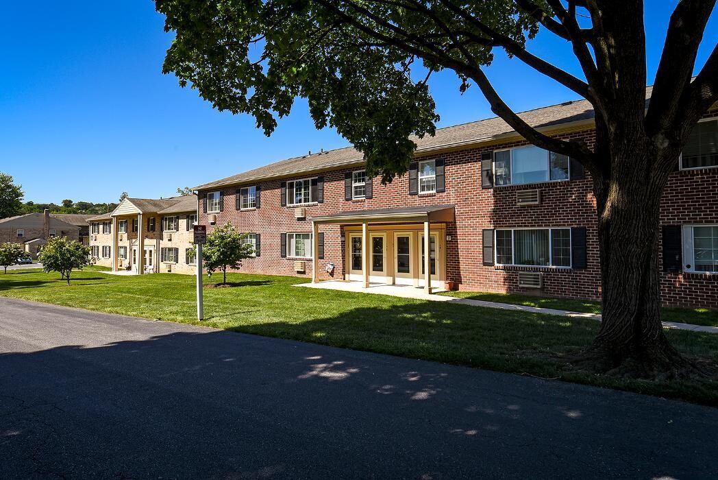 Images Woodland Plaza Apartments