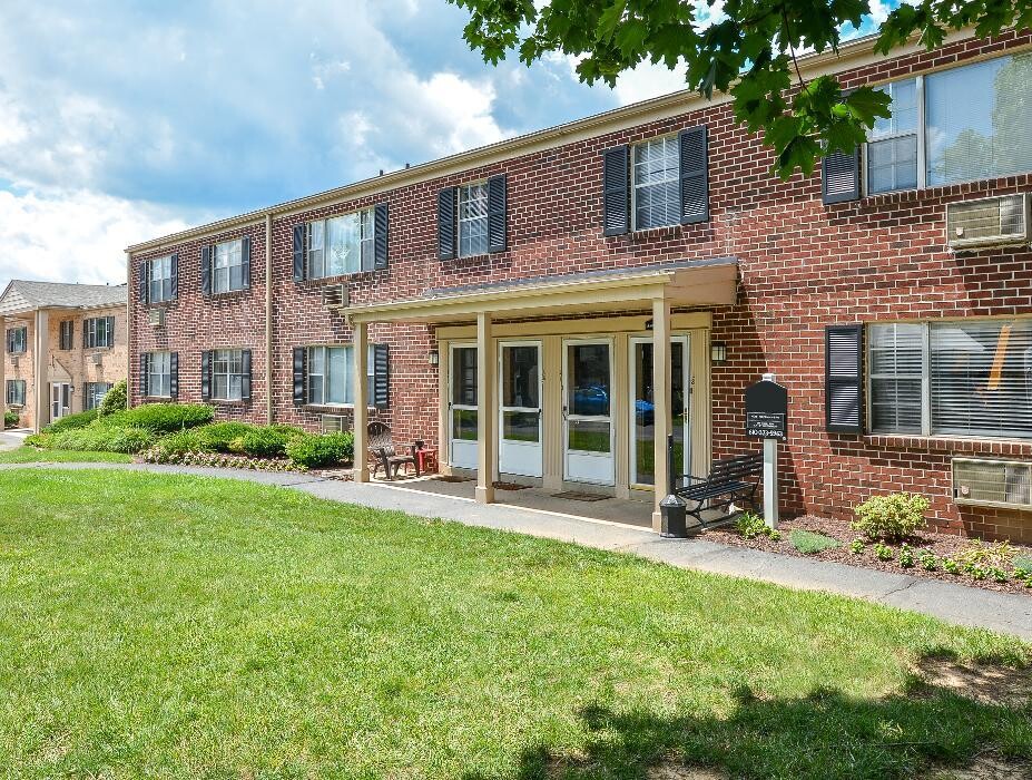 Images Woodland Plaza Apartments