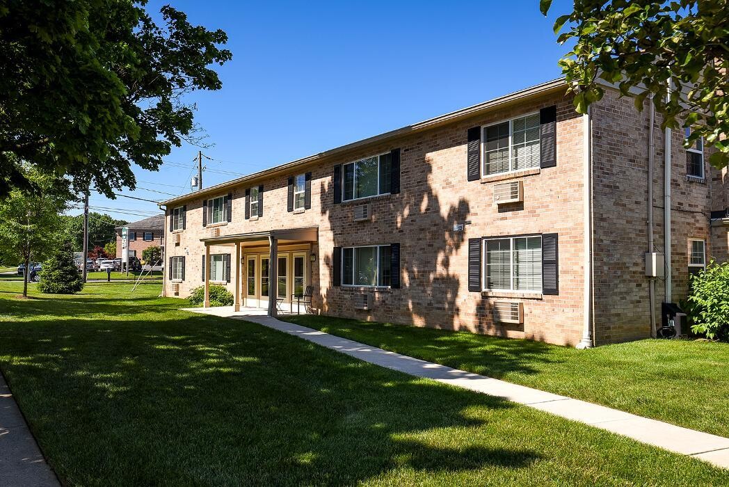 Images Woodland Plaza Apartments