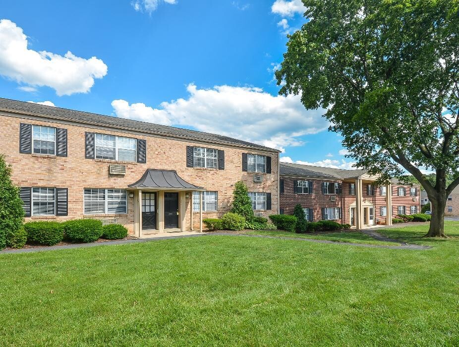 Images Woodland Plaza Apartments