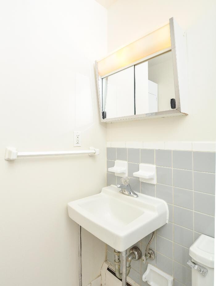 Images Woodland Plaza Apartments