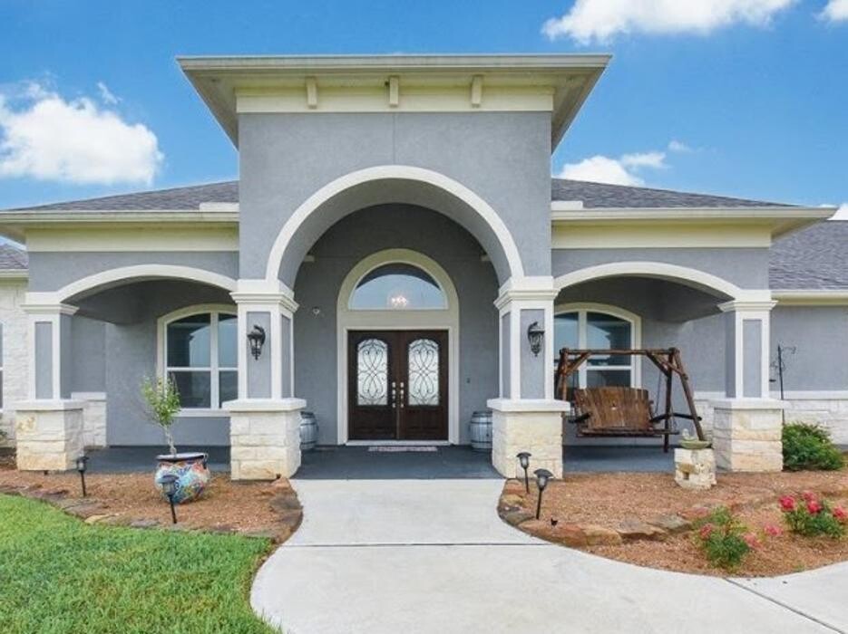 Images RE/MAX Professionals: Kacy Bain