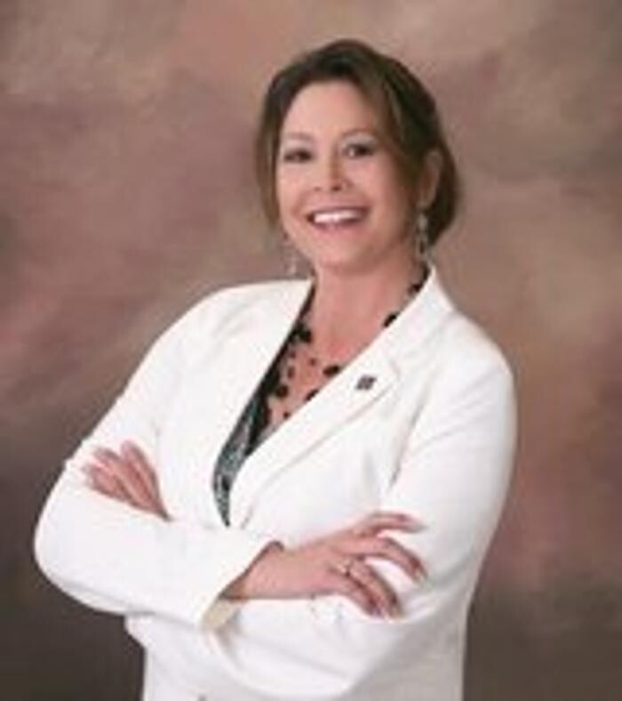 Images RE/MAX Professionals: Kacy Bain