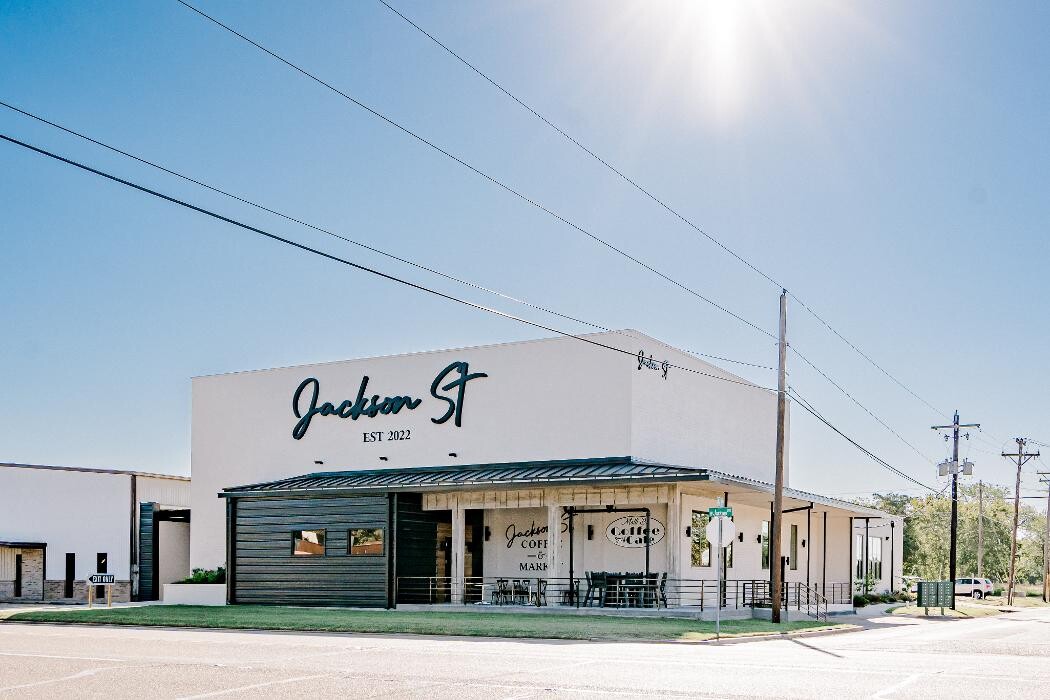 Images RE/MAX Professionals: Kacy Bain