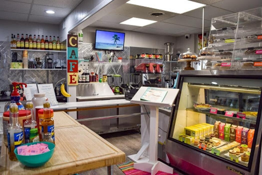 Images On The Bay Boutique, Bar & Cafe
