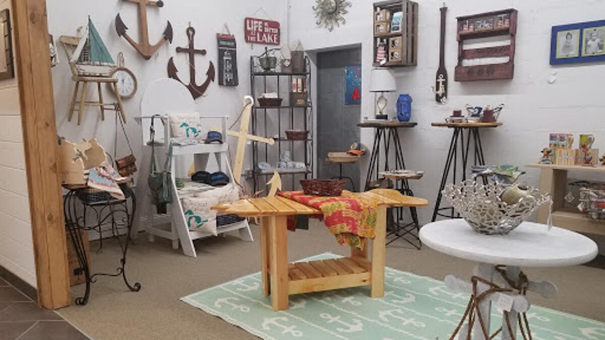 Images On The Bay Boutique, Bar & Cafe