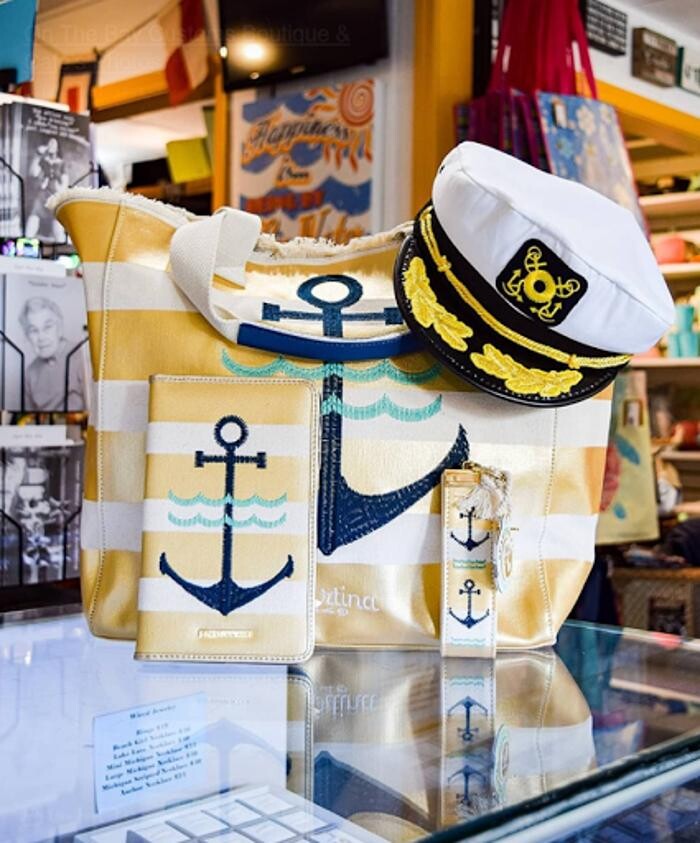 Images On The Bay Boutique, Bar & Cafe