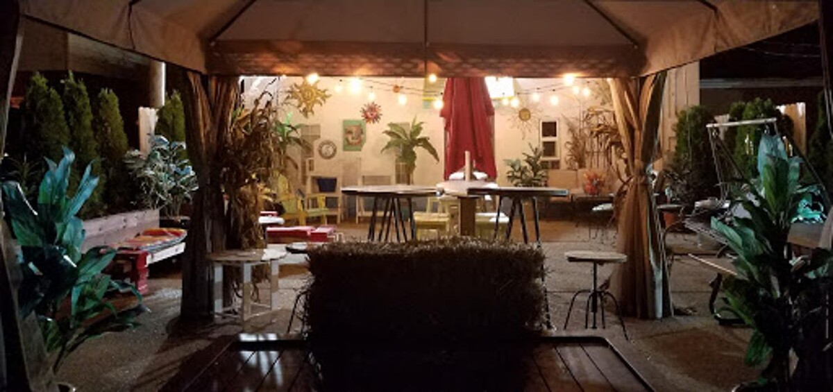 Images On The Bay Boutique, Bar & Cafe