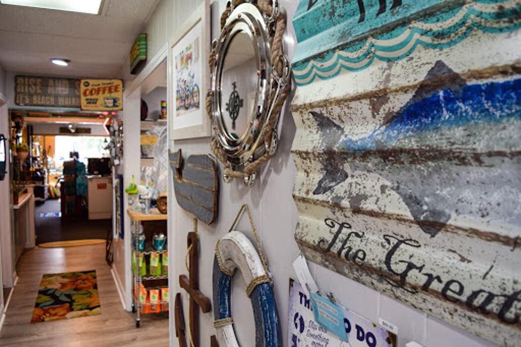 Images On The Bay Boutique, Bar & Cafe
