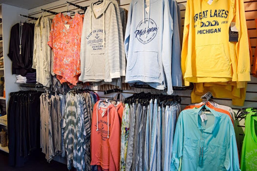 Images On The Bay Boutique, Bar & Cafe