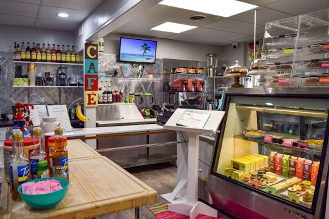 Images On The Bay Boutique, Bar & Cafe