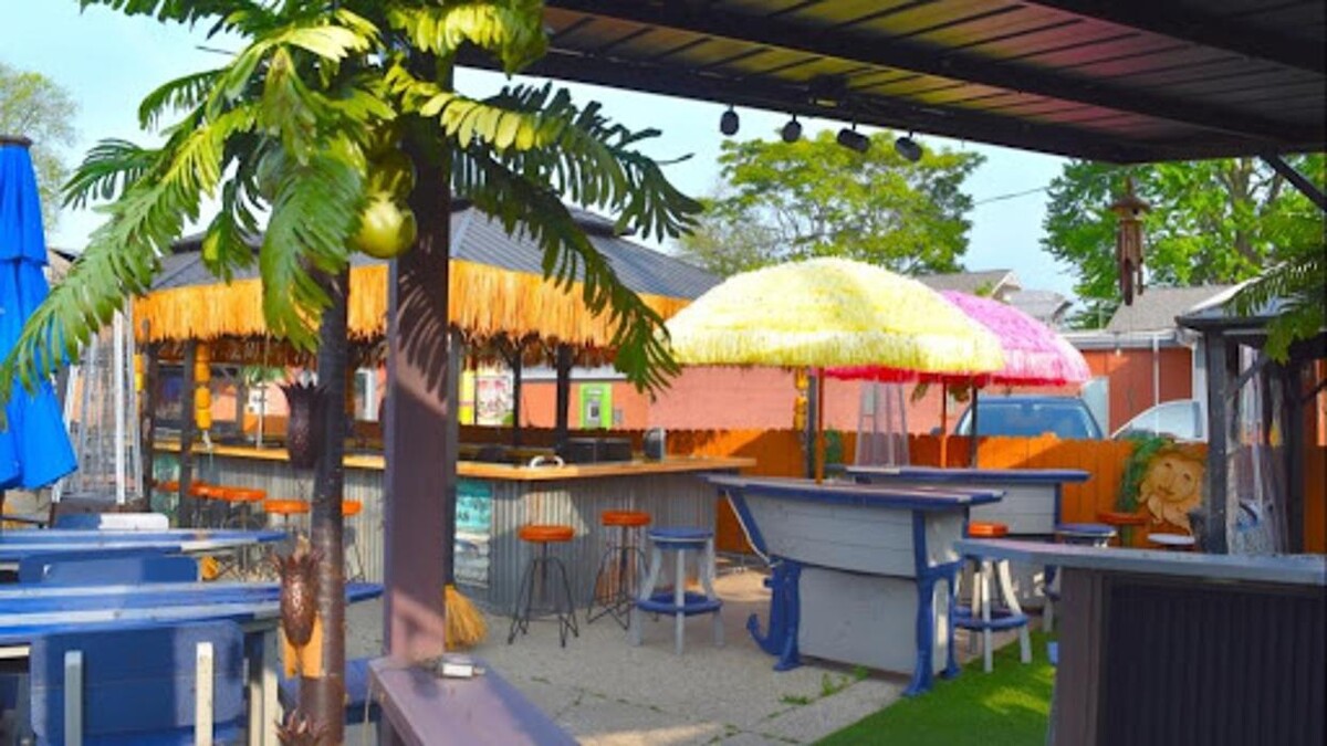 Images On The Bay Boutique, Bar & Cafe