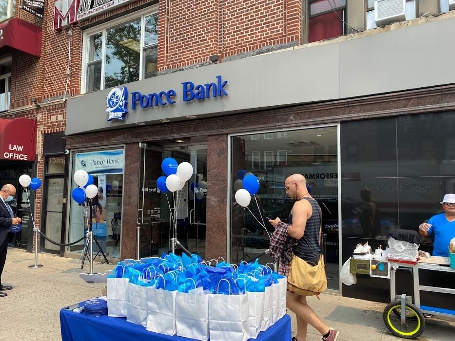 Images Ponce Bank, Astoria