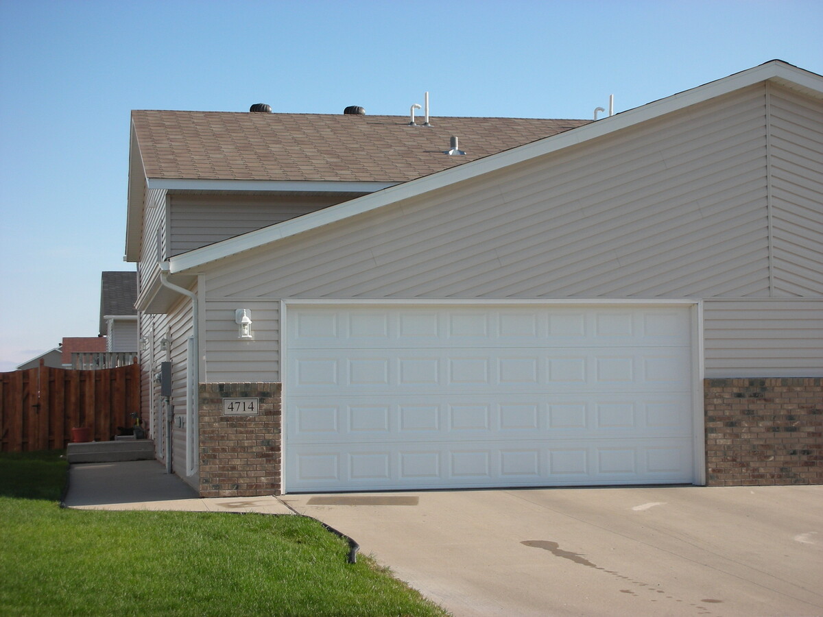 Images Jim McCreary, Century 21 FM Realty