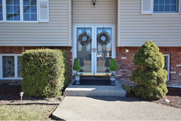 Images Lisa Mazza REALTOR - Century 21 Full Service Realty