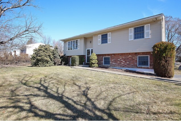 Images Lisa Mazza REALTOR - Century 21 Full Service Realty