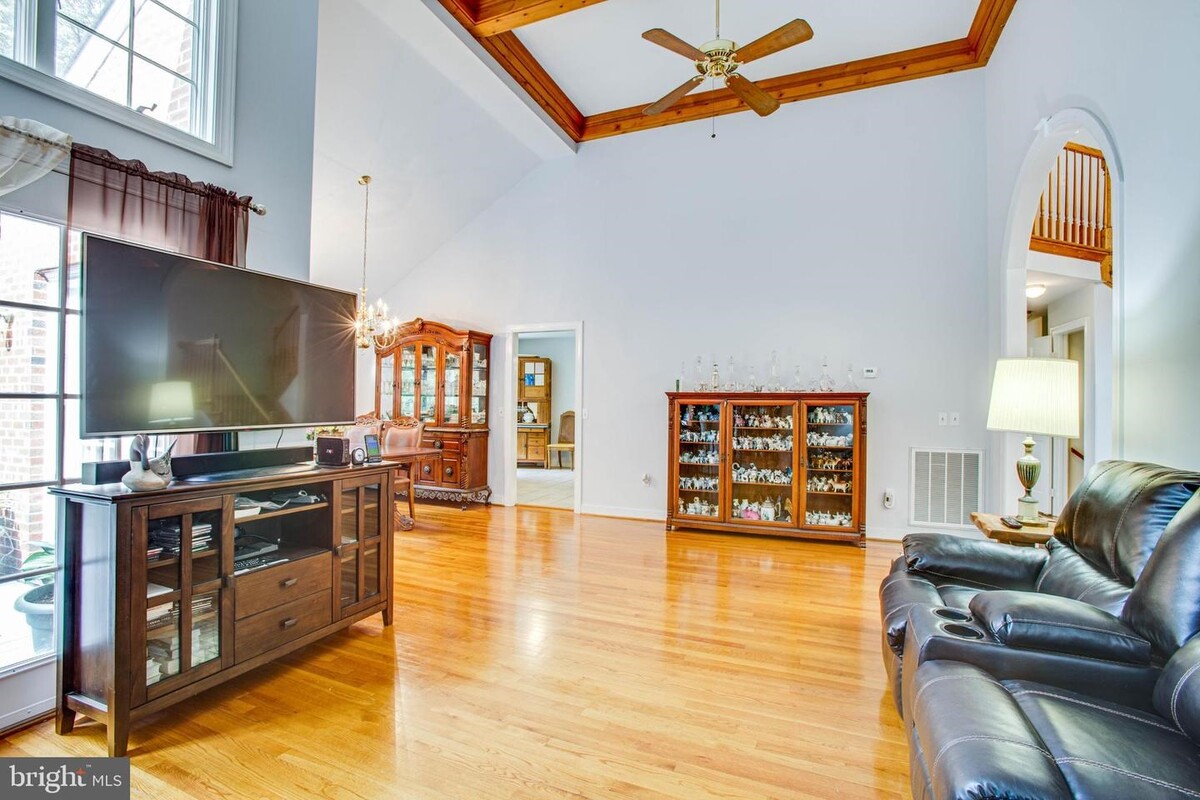 Images Kathleen O'Blinsky, Long & Foster Real Estate, Inc.