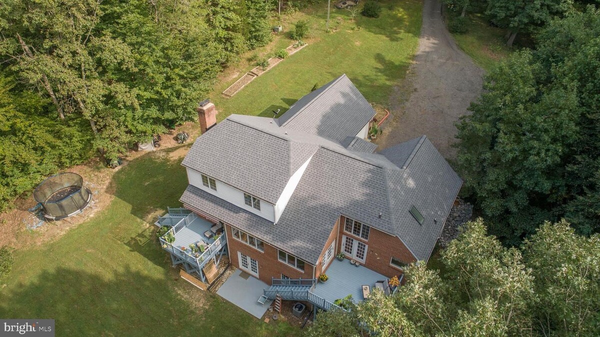 Images Kathleen O'Blinsky, Long & Foster Real Estate, Inc.