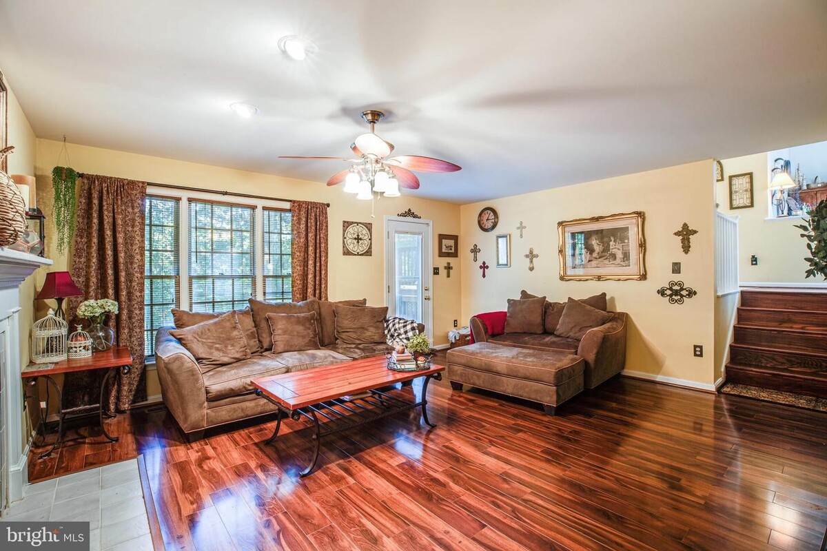 Images Kathleen O'Blinsky, Long & Foster Real Estate, Inc.