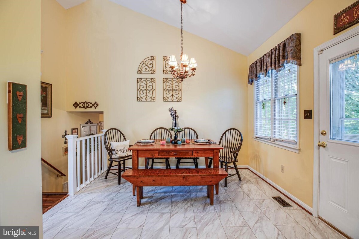 Images Kathleen O'Blinsky, Long & Foster Real Estate, Inc.