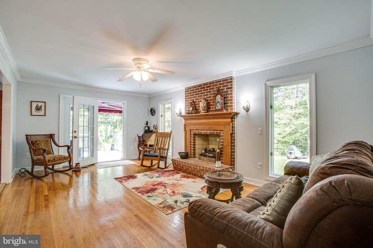 Images Kathleen O'Blinsky, Long & Foster Real Estate, Inc.